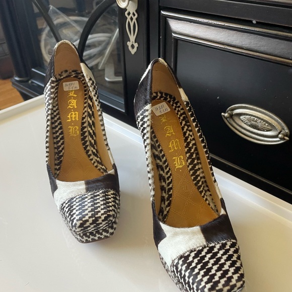 White and brown heels - Picture 4 of 4